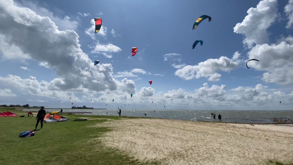 Populariteit kitesurfen blijft groeien, merkt ook de kitesurfschool in Schellinkhout