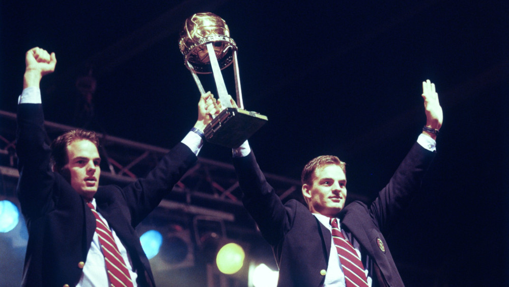 Frank (l) en broer Ronald de Boer tonen de wereldbeker tijdens de huldiging op het museumplein