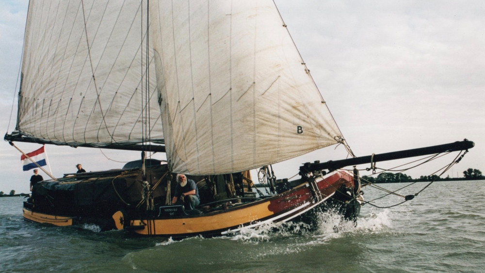 Gerard Meijer zeilt met het schip waarop hij woont in het Zuiderzeemuseum