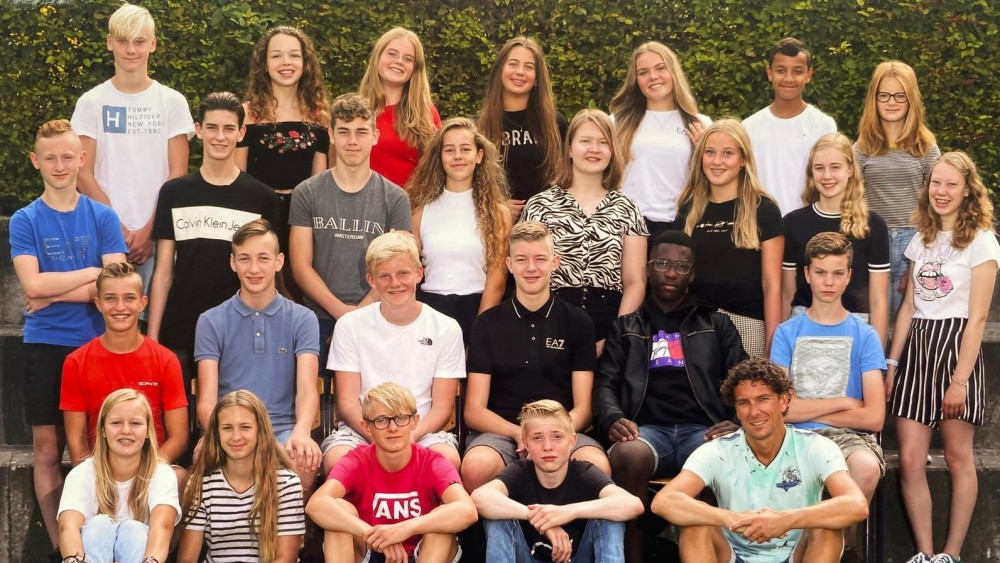 Klassenfoto, met Claude (tweede rij, derde van links) en Joeri Cornelisz (rechtsonder)