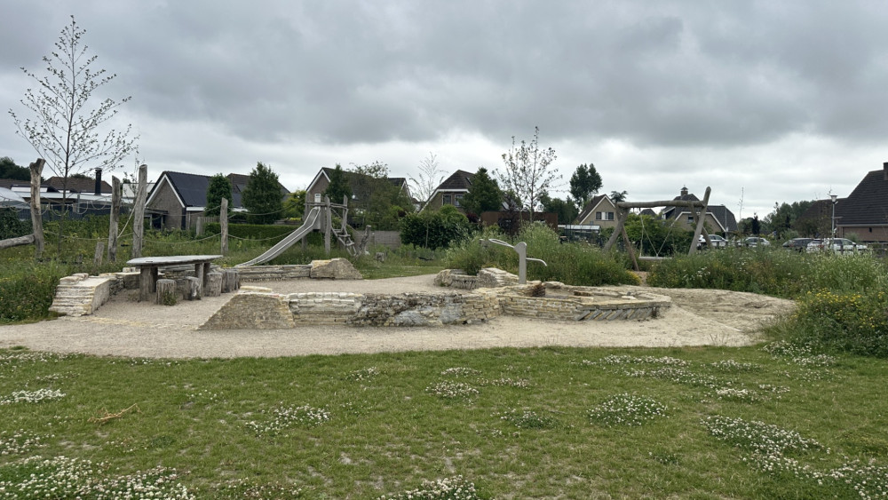 De speelplaats met staalslakken in een nieuwbouwwijk in Medemblik is pas net aangelegd