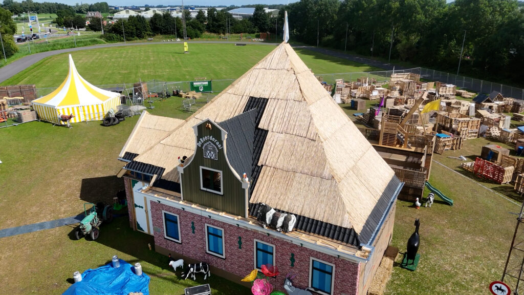 Nagebouwde boerderij grote blikvanger bij Huttendorp Hoogkarspel